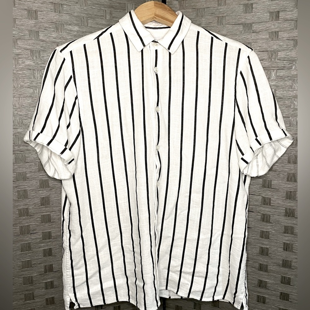 Zara pin stripe button down shirt size medium in white.